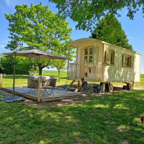 Roulotte cosy avec jacuzzi dans parc château